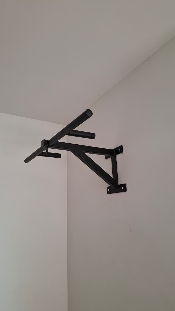 Barra de dominadas montada en la pared